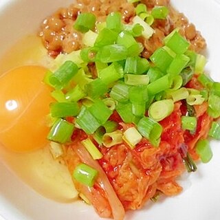 小ねぎの緑が食欲をそそる　キムチ納豆の卵かけご飯